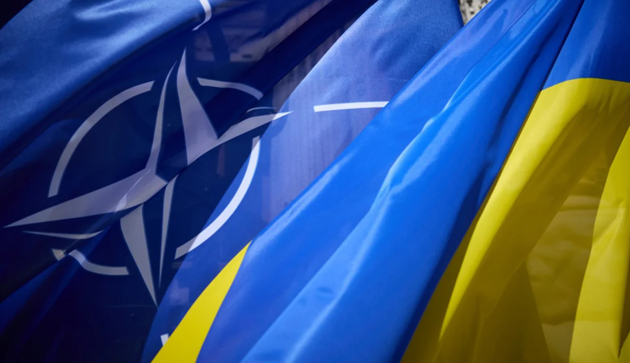 Прапори НАТО та України на саміті в Анкарі