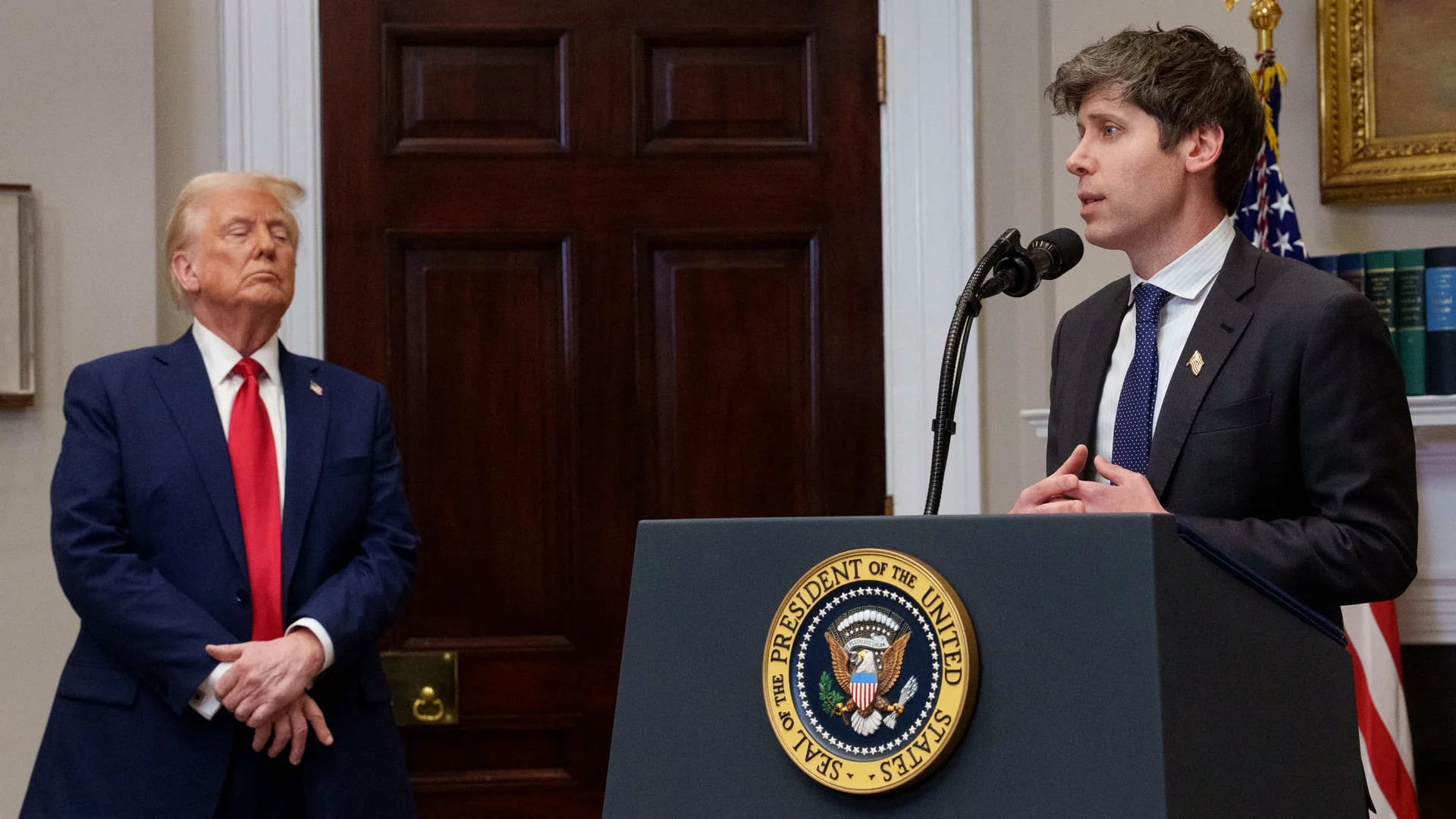 Сем Альтман на трибуні президента США поряд з Дональдом Трампом щодо OpenAI