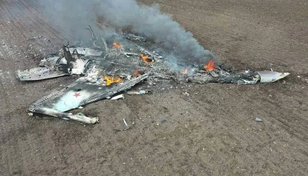 Знищений російський винищувач після ударів українських дронів по авіації ворога