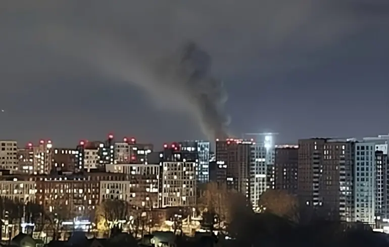 Дим над нічною Москвою після атаки сотень дронів
