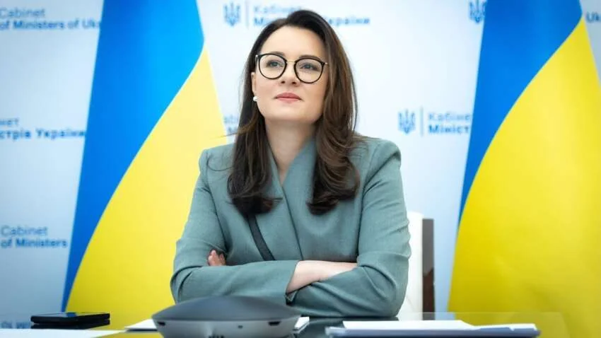 Юлія Свириденко в Кабінеті Міністрів на тлі прапорів України
