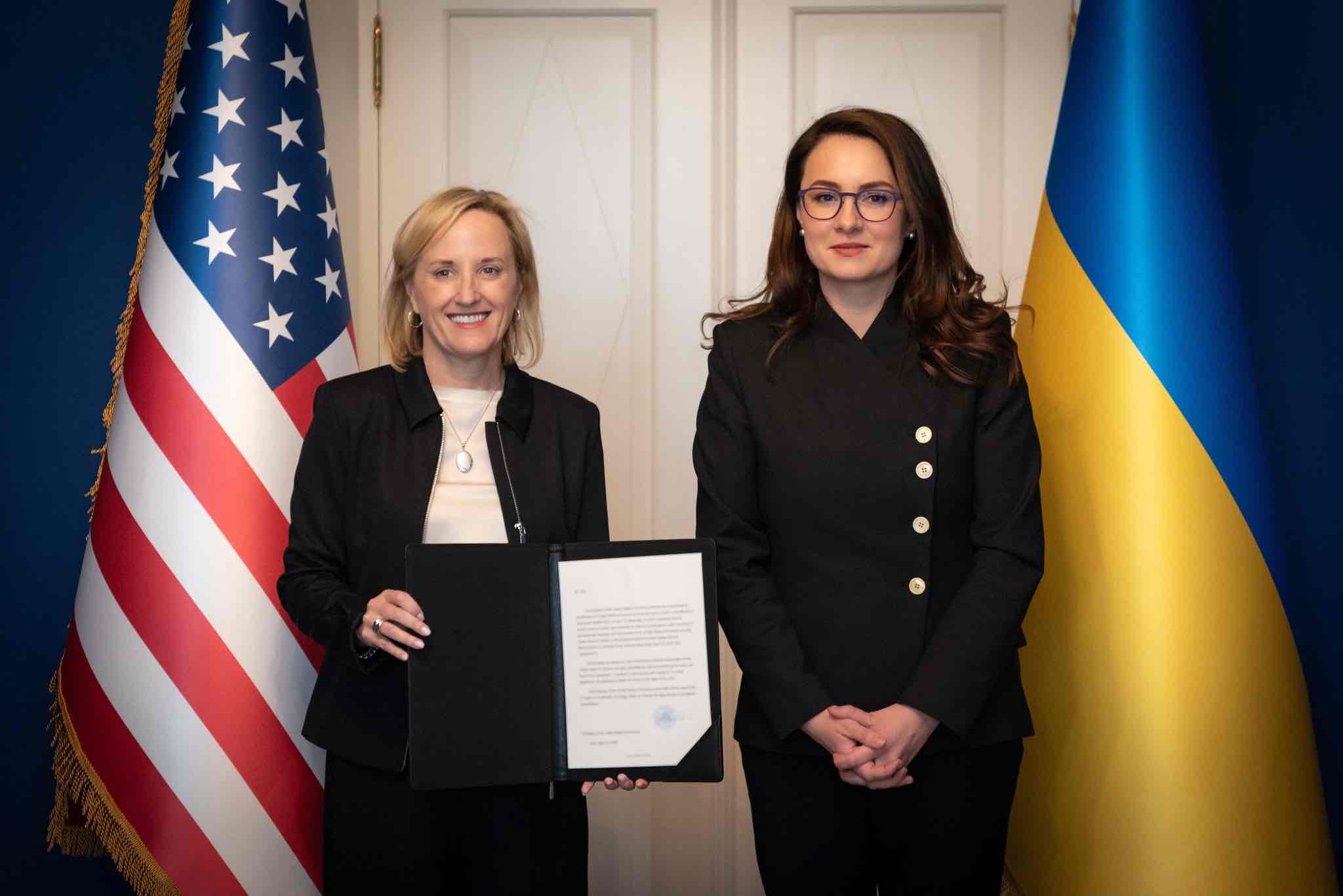 Дипломатична зустріч представниць України та США з прапорами країн