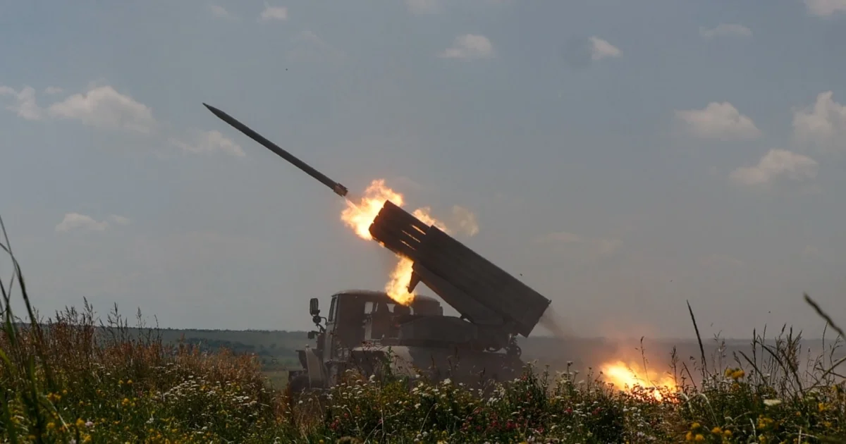 Українська ракетна установка веде вогонь під час контратаки на Півдні