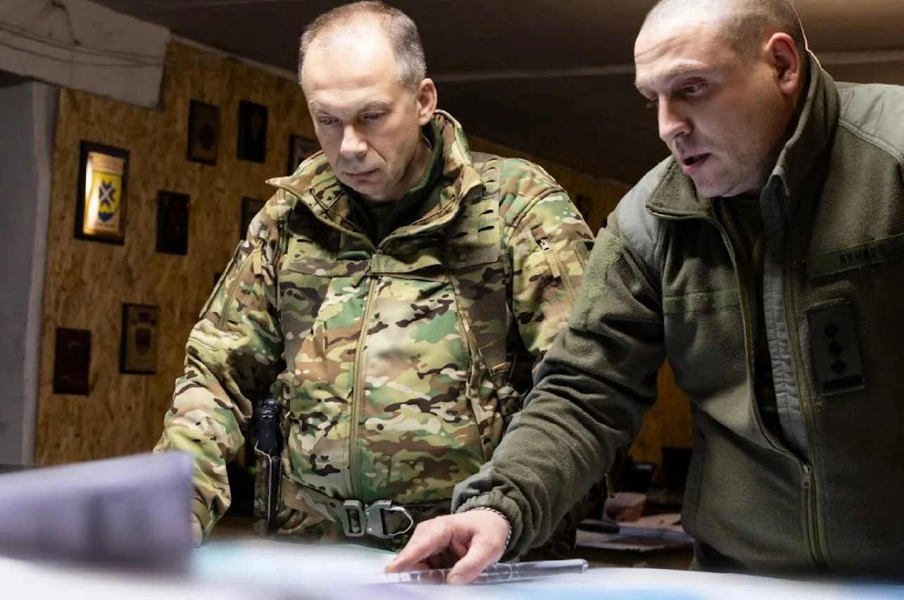Олександр Сирський з офіцером аналізують мапу наступальних напрямків
