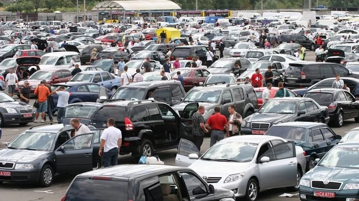 Майданчик з вживаними авто імпортованими в Україну та покупцями