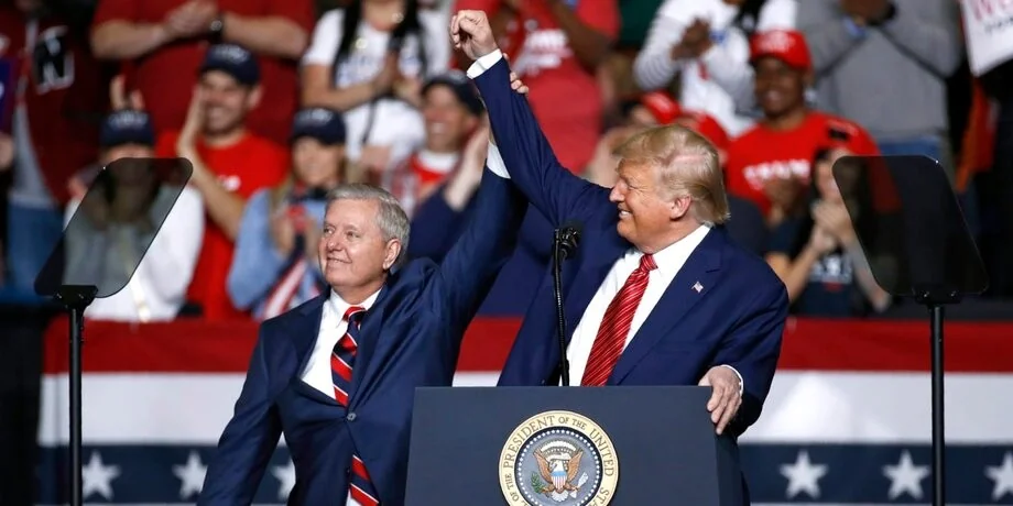 Трамп і Грем на сцені під час обговорення санкцій проти РФ