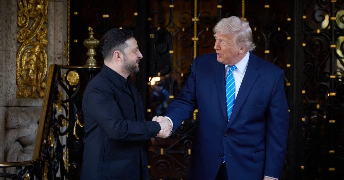 Дональд Трамп і Володимир Зеленський тиснуть руки на зустрічі