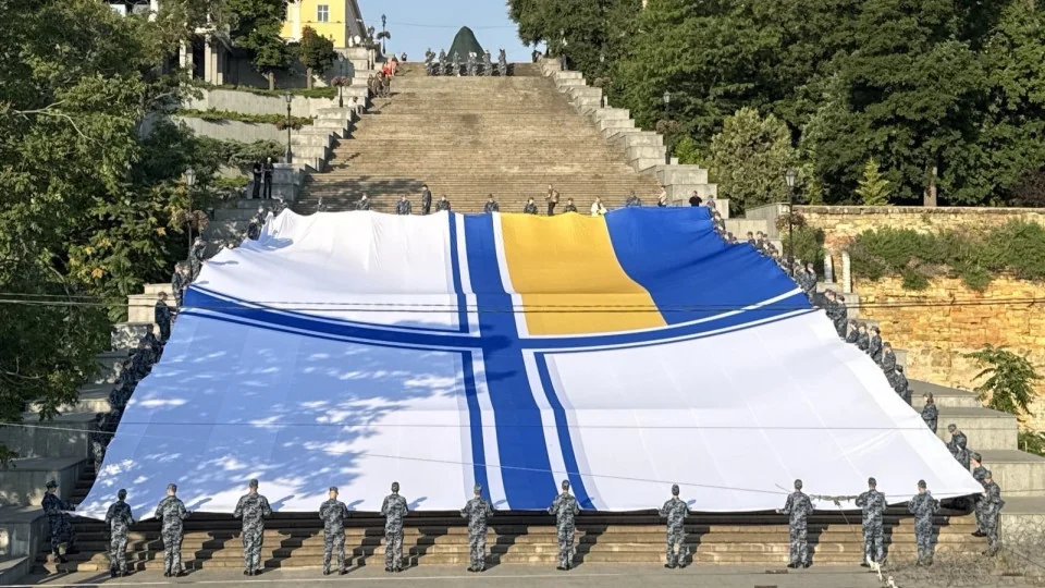 Військові розгортають рекордний прапор ВМС України в Києві