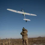 Український військовий керує дроном для ударів по логістиці Росії