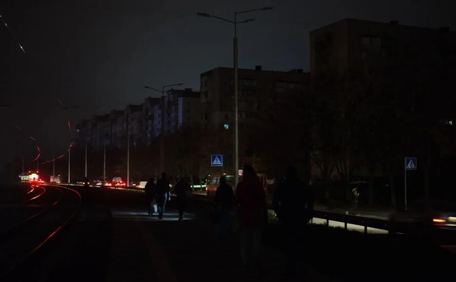 Вулиця в Криму з частковим освітленням після ударів по підстанціях