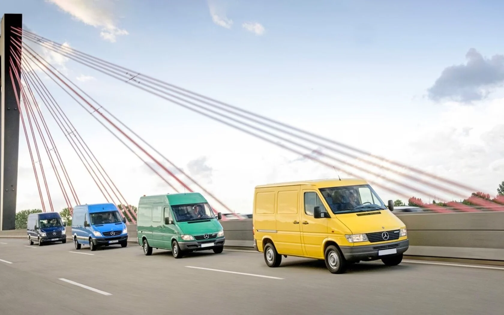 Нові фургони Mercedes-Benz Sprinter на мосту під час імпорту в Україну