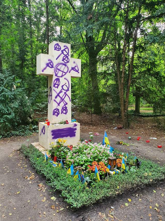 Осквернённый крест на могиле Богдана Лепкого в Кракове с граффити