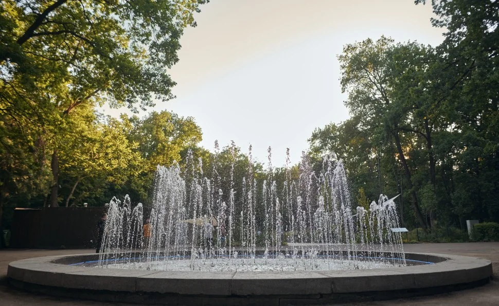 Історичний фонтан на ВДНГ біля Терапевтичного саду з водними струменями