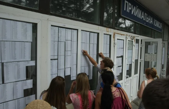 Вступники на контракт втратять грант після відмови від бюджету