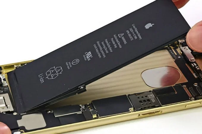 Батарея iPhone 18 Pro Max ёмкостью 5425 мАч в разобранном смартфоне