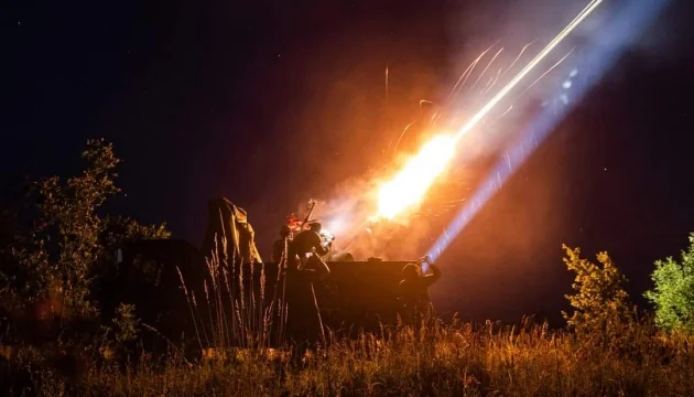 Українська ППО веде вогонь по російських дронах Shahed вночі