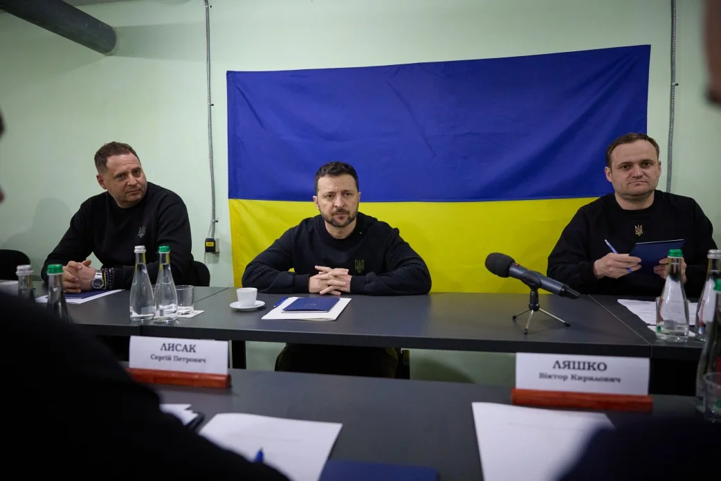Зеленський під час зустрічі з Ляшком та Лисаком за столом переговорів