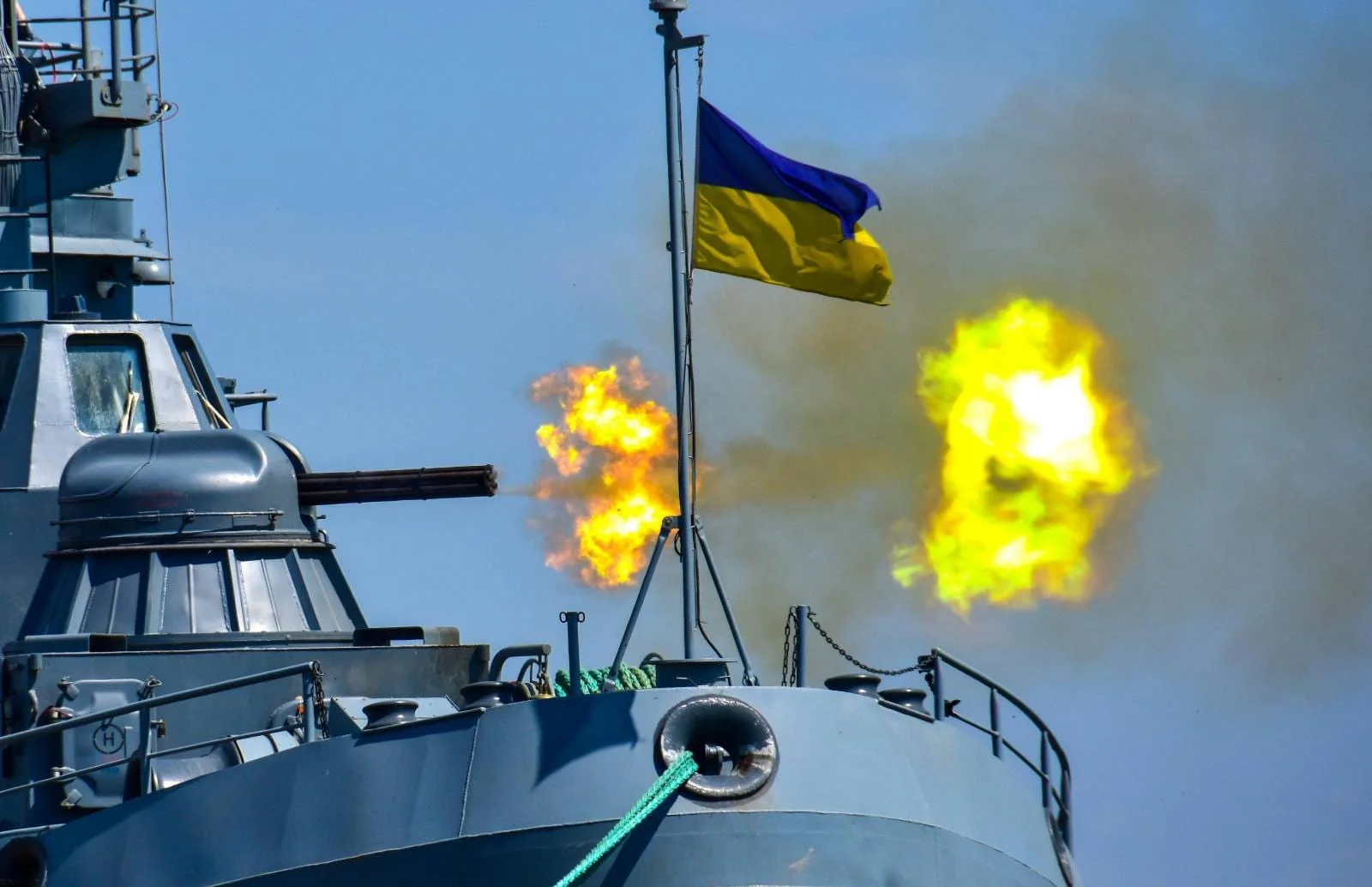 Український військовий корабель ВМС з прапором під час бойових стрільб у Чорному морі