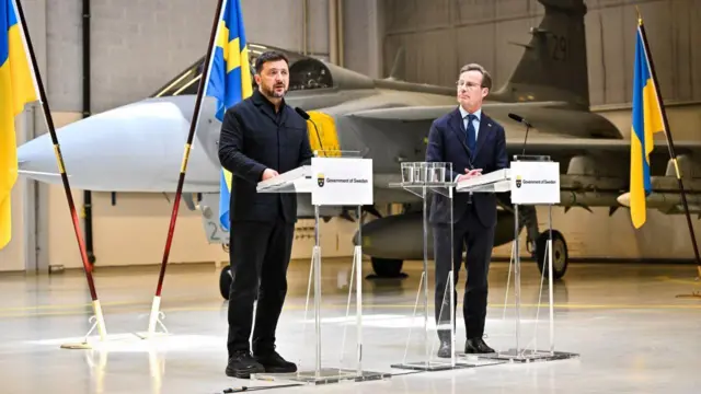 Зеленський та Крістерссон біля винищувача Gripen зі шведськими та українськими прапорами