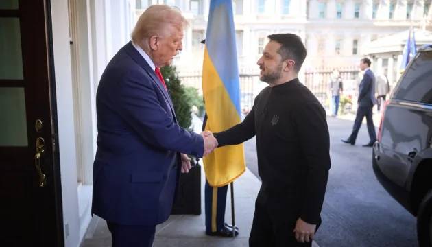 Дональд Трамп і Володимир Зеленський тиснуть руки біля Білого дому у Вашингтоні