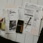 Калькулятор і фінансові документи на столі