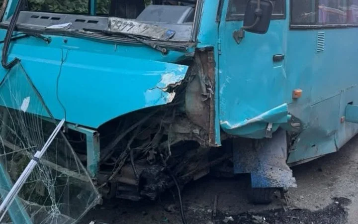 На Львівщині легковик зіткнувся з автобусом: 11 постраждалих, серед них діти