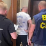 Співробітники СБУ та Офісу генпрокурора затримують чоловіка в білій футболці