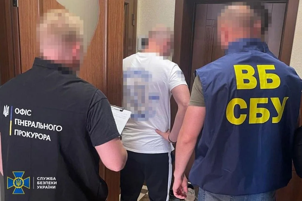 Співробітники СБУ та Офісу генпрокурора затримують чоловіка в білій футболці